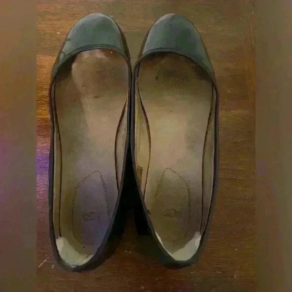 UGG patent leather shoes size 8 - Picture 7 of 9